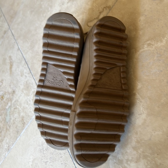 Converse Women’s Chuck Taylor Genuine Leather Hi-Top Sneaker - Picture 6 of 7